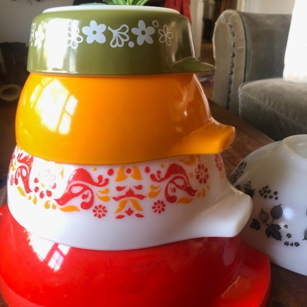 Vintage Pyrex Bowels an assortment